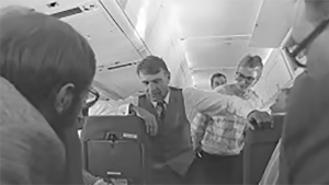 Mauno Koivisto keskustelee lentokoneessa toimittajien kanssa 1985