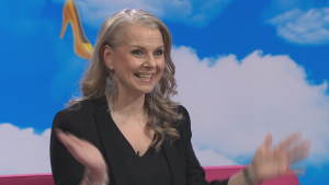 Entinen tangokuningatar Susanna Heikki hymyilee Puoli seitsemän -ohjelman studion sohvalla.