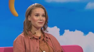 Näyttelijä Amanda Pilke Puoli seitsemän -ohjelman studiossa. 