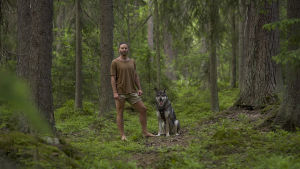 David ja Nala-koira keskellä metsää.