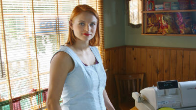 Niina Ilves (Karoliina Blackburn) sarjassa Tie Eedeniin