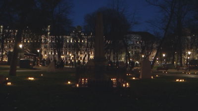 Tända ljus i mörkret i Gamla kyrkoparken i Helsingfors