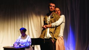 Johannes och Viljas berättelse löper parallellt med Lindas Pjäsen den älskande handlar om Linda Sibelius liv.