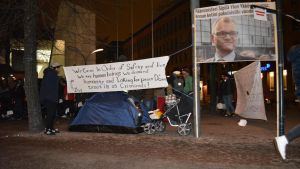 tältdemonstration utanför kiasma ,banderoll om att sipilä erbjöd flyktingar sitt hus