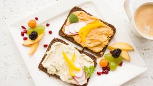 Visste du att Paavo Nurmi åt vegetariskt under sin karriär som toppidrottare? Två smörgåsar med veganskt pålägg.