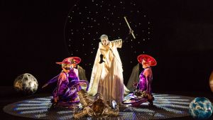 På Åbo svenska teater har man kunnat se Mozarts opera Trollflöjten. Nattens drottning (Karolina Andersson) både skyddar och förstör i John Ramsters Trollflöjten