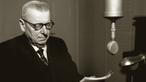 J. K. Paasikivi pitämässä radiopuhetta 27.12.1949