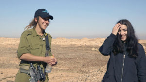Gina tillsammans med israeliska soldaten Rami. Gina tillsammans med isaraeliska soldaten Rami som har rötterna i Kalifornien.