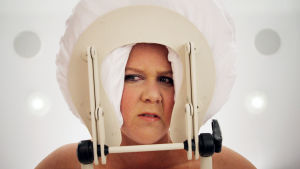 Amy Schumer hauskuuttaa Areenassa 7.4. Amy Schumer päässään outo laite.