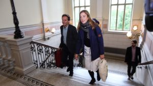 Riksdagsledamot Kari Uotila och partiordförande Li Andersson Kari Uotila och Li Andersson på väg till riksdagsgruppens sommarmöte.