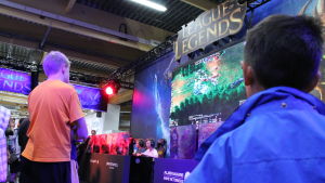 League of Legends är ett av de mest populära spelen. Pojkar spelar League of Legends.