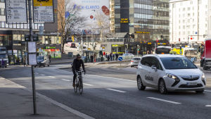 Polisen har satt in extra bevakning vid Sörnäskurven på grund av att där sålts narkotika. Pyöräilijä ajaa ajoradalla Helsingin Sörnäisissä.