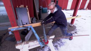 Det behövs både styrka och specialverktyg för att böja stålrör För att böja röret till lampfoten använde sig Jim av ett specialverktyg