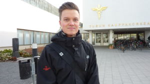 Miko Äijänaho tycker det är viktigt att lära sig svenska. Men valfrihet är också bra. Miko Äijänaho tror att han skulle ha valt att läsa svenska också om den varit frivillig i grundskolan.