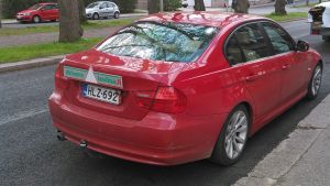 Färre gånger ut med triangelbilen i framtiden? En röd bil med bilskolans vita triangel på bakluckan