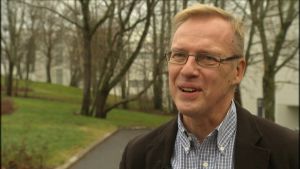 Professori Raimo Lappalainen antaa hämähäkkipelkoisille vinkkejä.