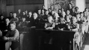 Maire Juvonen kävi Mälkölän kansakoulua. Juvonen kuvassa edessä kolmas oikealta. Äyräpään Mälkölän kansakoulun luokkakuva 1930-luvun lopulla. Edessä keskellä Maire Juvonen.