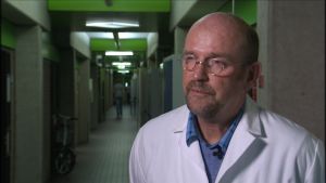 Dik Mevius var med och byggde upp kontroll av antibiotikabruket för djur i Nederländerna. Dik Mevius är professor i veterinärmedicin vid Utrechts universitet, Nederländerna.