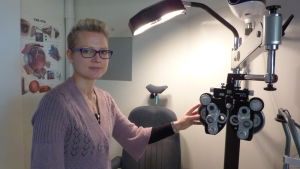 Det finns en stor efterfrågan på ögonläkartjänster, säger optomeristen Lynn Björkqvist. Linn Björkqvist är optometrist