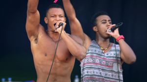 Musta Barbaari heter på riktigt James Nikander och uppges inte längre använda sitt artistnamn. På den här bilden uppträder han tillsammans med prinssi Jusuf. Musta Barbaari ja Prinssi Jusuf Ruisrockissa 2014