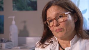 Anu Kantele säger att vi löper stor risk för resistenta bakterier på sjukhus utomlands. Anu Kantele säger att vi löper stor risk för resistenta bakterier på sjukhus utomlands.