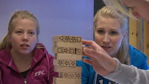 Team Puustinen dödar tid mellan matcherna. Maija Salmiovirta och Oona Kauste följer Sanna Puustinens drag i tornspelet. Maija Salmiovirta och Oona Kauste följer Sanna Puustinens drag i tornspelet.