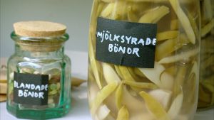 Blandade bönor i glasburk och mjölksyrade bönor i glasburkar.