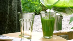 Grönkålssmoothie hälls upp i glas.