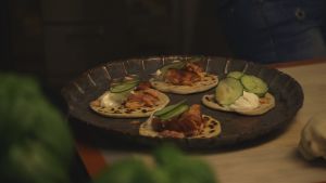 Kardemumma-flatbread med lax och yogurtsås Kardemumma-flatbread med lax och yogurtsås