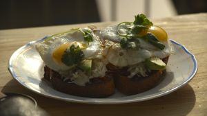 Mumsig smörgås med tomat- och baconsylt, surkål, avocado och ägg Smörgås med tomat- och baconsylt, surkål, avocado och ägg