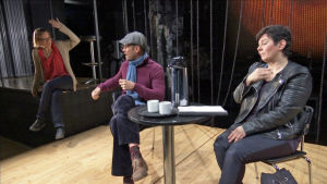 Tommi Korpelan esittämä teatterijohtaja, Sanna-Kaisa Palon esittämä ohjaaja sekä Stradan toimittaja käyvät kiihkeää väittelyä seksuaalisesta halusta Q-teatterin lavalla Tommi Korpelan esittämä teatterijohtaja, Sanna-Kaisa Palon esittämä ohjaaja ja Stradan toimittaja käyvät kiihkeää väittelyä seksuaalisesta halusta Q-teatterin lavalla