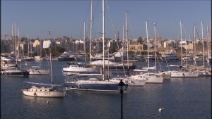 På Malta finns tusentals brevlådeföretag som ägs av utlänningar. "Välimeren saarivaltio Malta vetää puoleensa rahapeliyrityksiä ja superjahteja."
