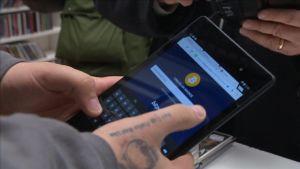 Plånboken kan du ladda ner till telefonen. Bitcoin-maksu Helsingin Asematunnelin levykauppa Äxässä 24.2.2015