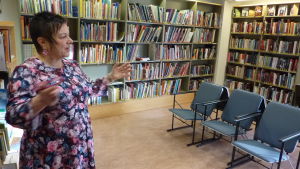 Agneta Möller-Salmela. Specialbiblioteksfunktionär och läsambassadör Agneta Möller-Salmela i Hangö bibliotek.