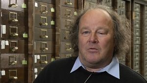 Anders Albrecht framför Naturhistoriska museets insektarkivlådor. Anders Albrecht och naturhistoriska museets insektarkivlådor.