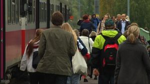 Flera hundra människor stiger på Y-tågen i Sjundeå varje dag. Y-tåget stannar på Sjundeå station.
