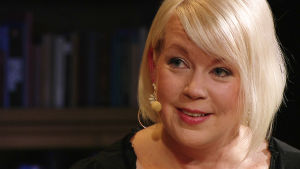 Kirjailija, toimittaja Elina Hirvonen