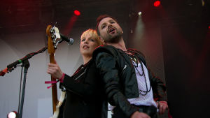 Ola Salo Ruisrockissa 2015. Vasemmalla basisti Cecilia Linné Ola Salo (oikealla) Ruisrockissa 2015. Vasemmalla basisti Cecilia Linné