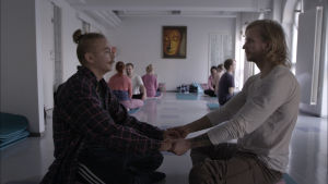 Ur filmen Onnelliset: Wille Hyvönen med en av sina lycklighetscoacher. wille hyvönen
