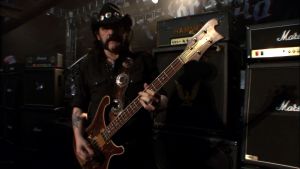 Lemmy Kilmister soittaa bassoa
