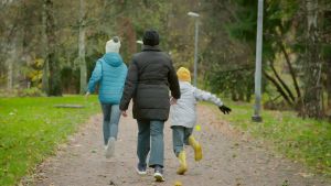 Det är nästan omöjligt att få hit familjen för personer med uppehållstillstånd utan välbetalt jobb. Amila fick sina barn till Finland.