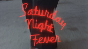 Saturday Night Fever. Lauantai-illan huumaa. Kuvakaappaus elokuvasta.