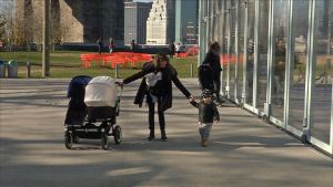Annabella Daily on 2-vuotiaan pojan ja nelikuisen vauvan äiti. Esikoisen kanssa hän piti äitiyslomaa kaksi kuukautta, kuopuksen kanssa ei päivääkään. Annabella Daily