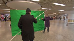 Ohikulkijat innostuivat tanssimaan Markus Renvallin videotaideteosta varten Markus Renvallin performanssi Helsingin asematunnelissa