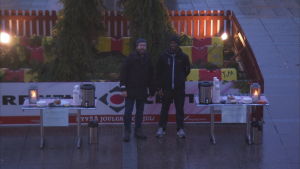 Jocke och Morris på torget i Vasa. Jocke och Morris på Vasa torg för att dela ut glögg
