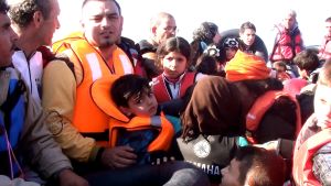 Pakolaisia ahtautuneena veneeseen