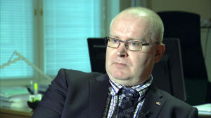Arbetsminister Jari Lindström förbereder en reform av arbetslöshetsunderstödet. Jari Lindström är arbetsminister och sannfinländare.