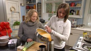 Elin Skagersten-Ström och Eva Ramstedt förbereder utflyktsmat Eva Ramstedt lagar utflyktsmat