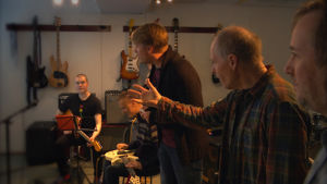 Kaarlo Uusitalo räknar in låten åt Resonaari Group. Resonaari Group övar inför en spelning.