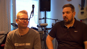 Jaakko Lahtinen till vänster, Marlo Paumo till höger. Jaakko till vänster spelar keyboards, Marlo till höger är trummis.